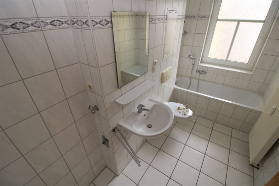 frisch renovierte 3 Raum Wohnung mit Balkon in ruhiger Stadtrandlage!! - Photo 1