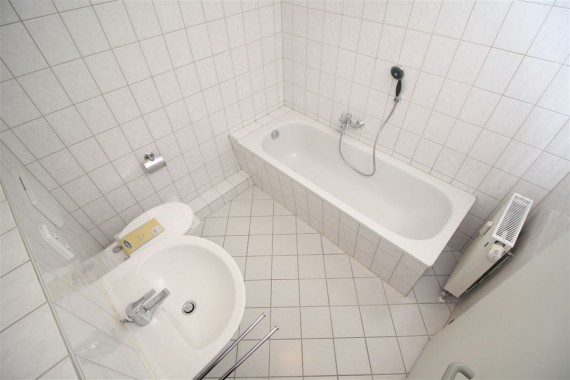 ruhige 2-Zimmer mit neuer Einbauküche und Balkon - Photo 3